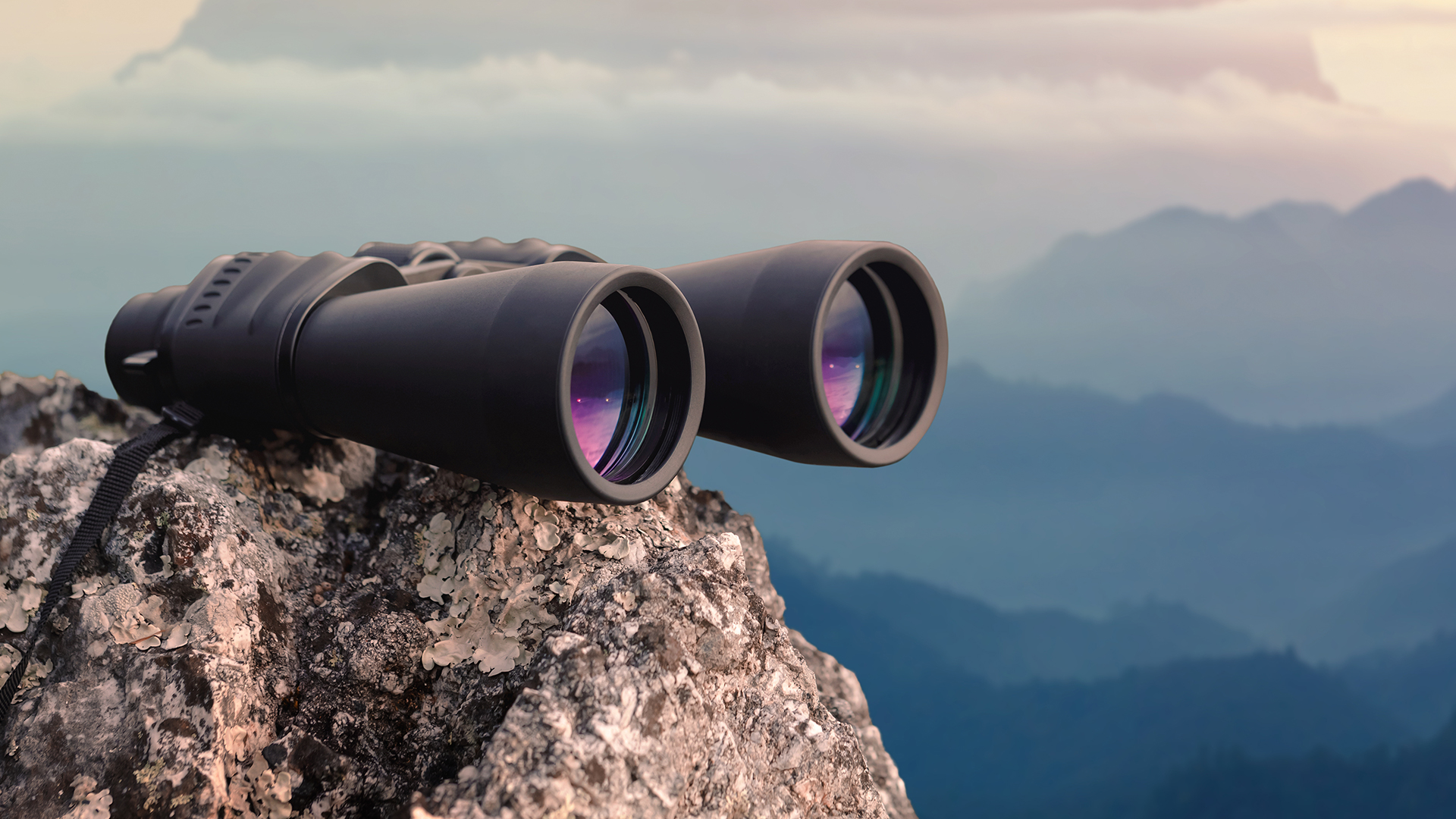 Schmuckbild: Fernglas auf einem Stein